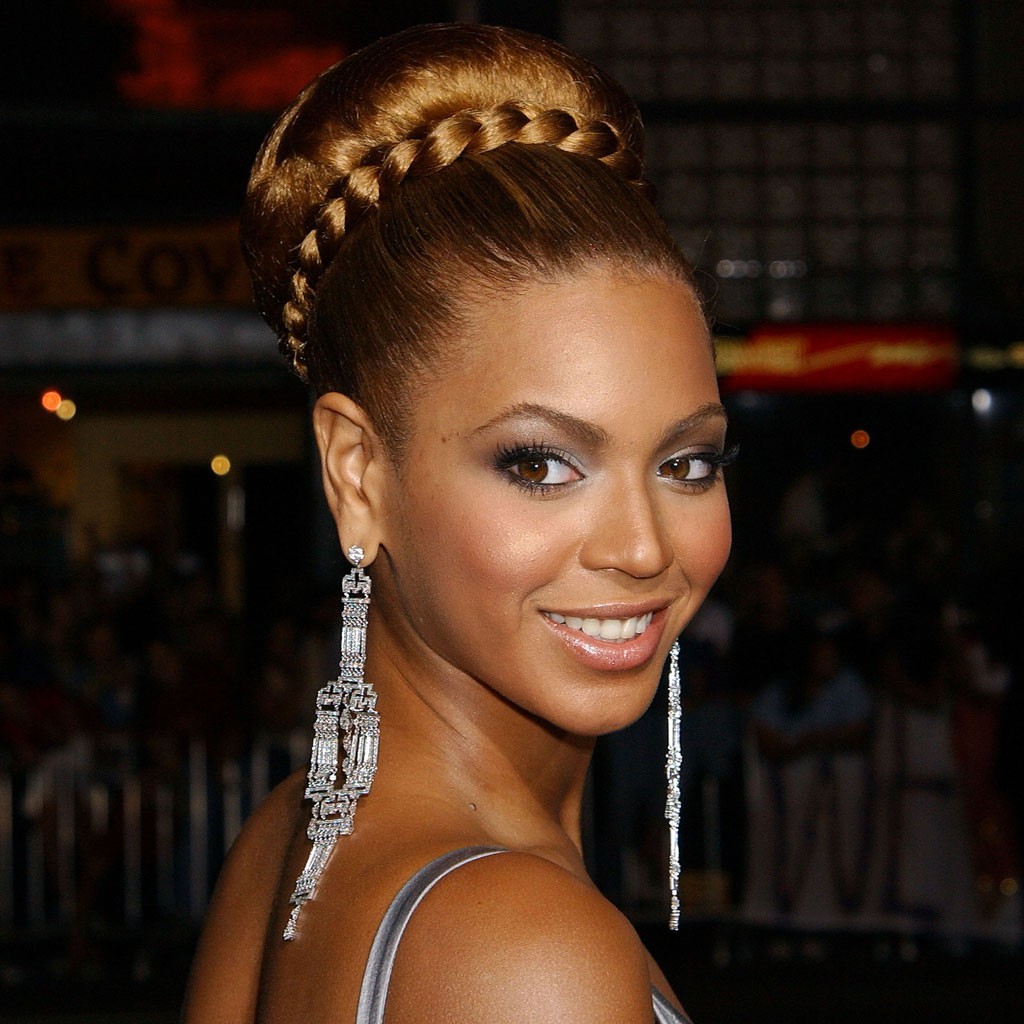 Chignon natté - Beyoncé : retour sur ses plus belles coiffures - Elle
