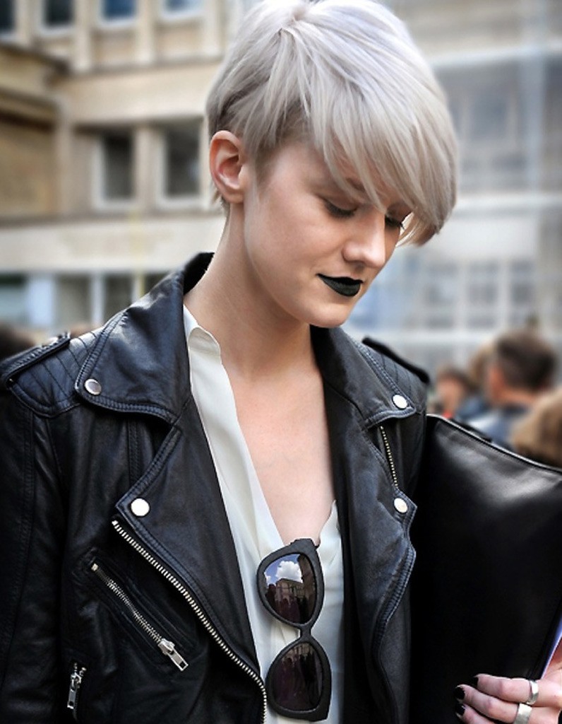 coiffure cheveux longs raides blonds