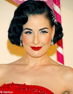 http://cdn-elle.ladmedia.fr/var/plain_site/storage/images/beaute/dossiers-beaute/les-stars-adoptent-les-bijoux-de-cheveux/dita-von-teese/10638413-1-fre-FR/dita_von_teese_image_sousdossier_portrait.jpg