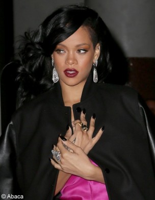 Les stars craquent pour la bouche cerise foncée  Rihanna
