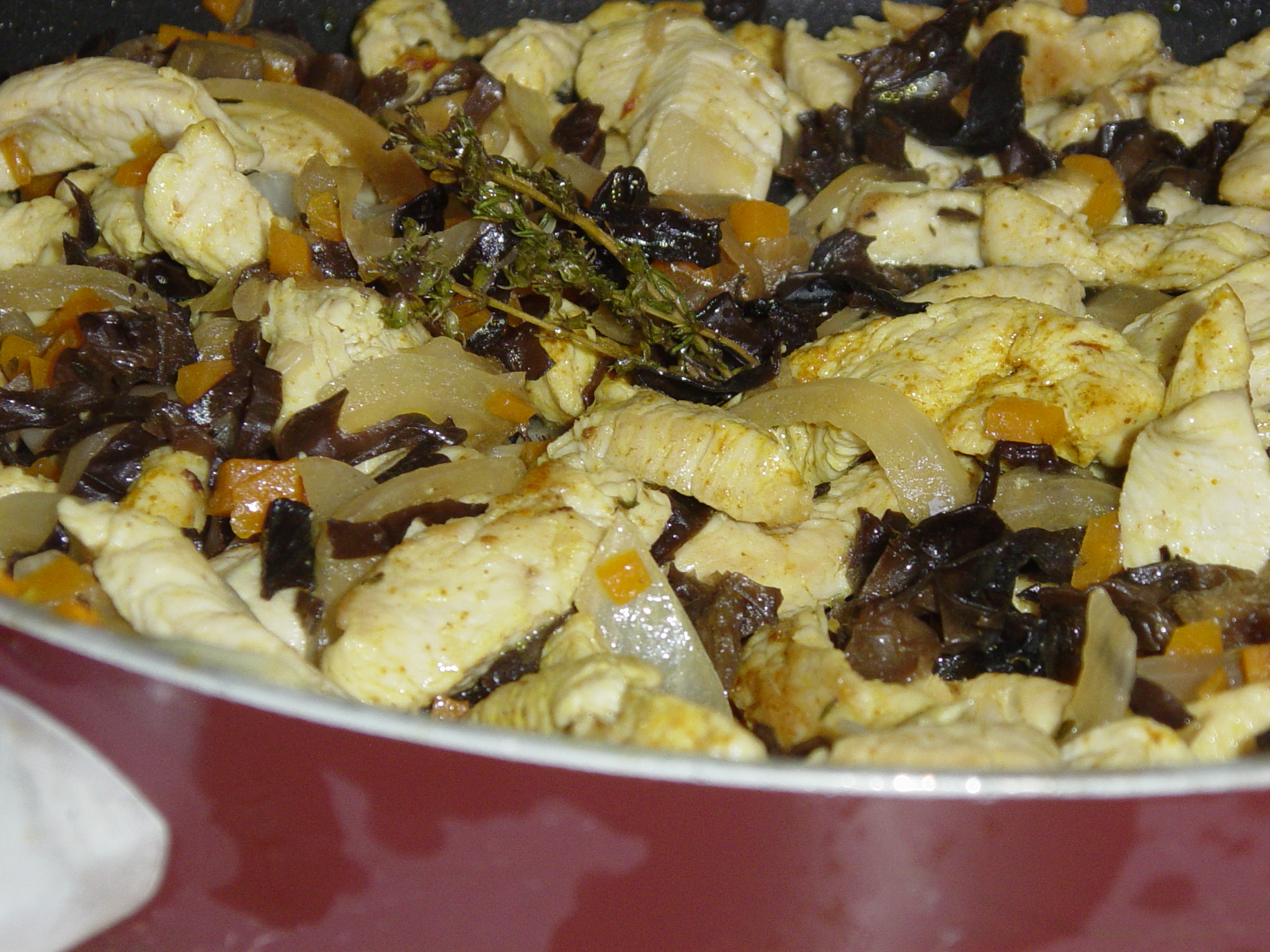 Poulet parfumé aux champignons noirs pour 4 personnes Recettes Elle à