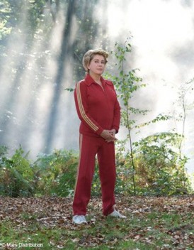 Catherine-Deneuve-s-essaie-au-jogging-baskets_mode_une.jpg