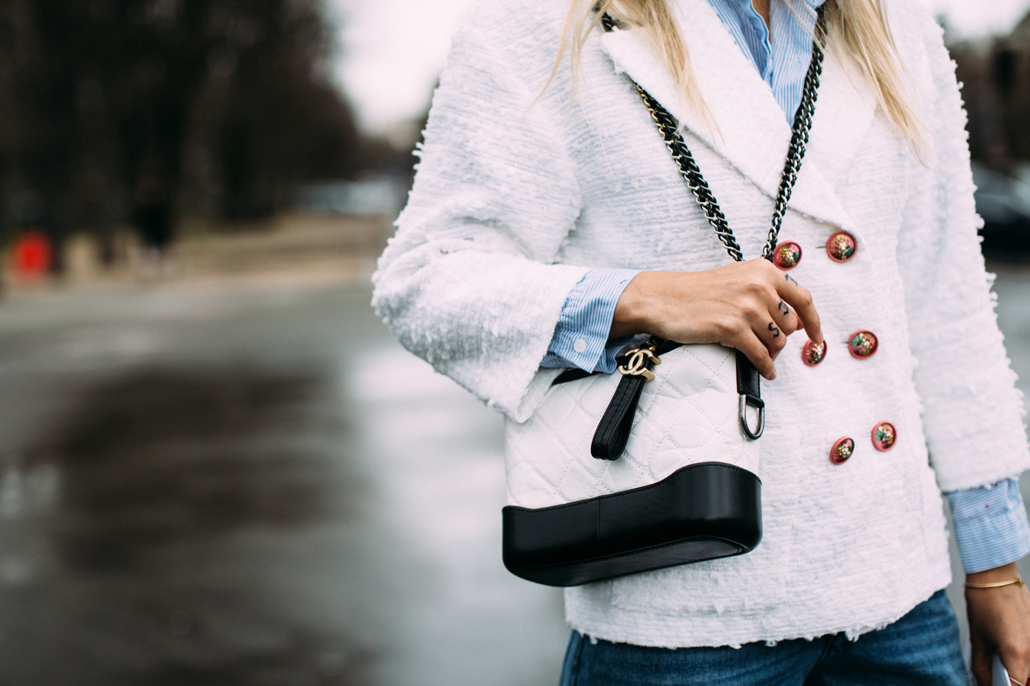 Paris str V RF17 0588 Le sac "Gabrielle "de Chanel