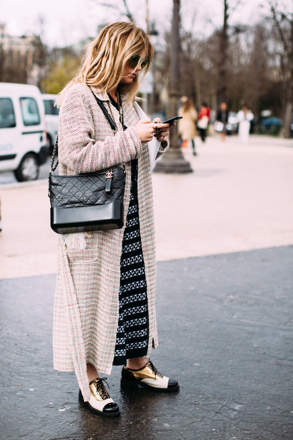Paris str V RF17 0607 Le sac "Gabrielle de Chanel