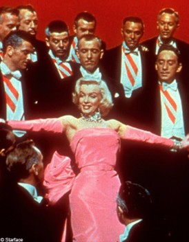 150-000-pour-une-robe-de-Marilyn-Monroe-mise-aux-encheres_mode_une.jpg