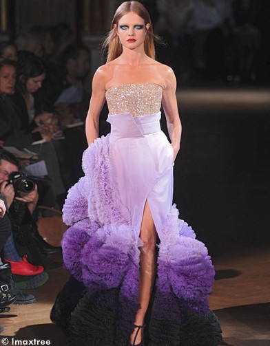 Оно вошло в число десяти самых Лучшие платья Haute Couture с 2008.