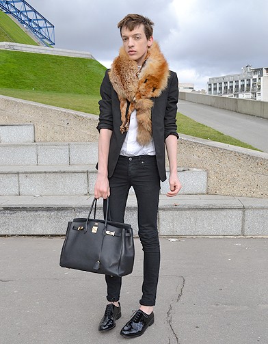 http://cdn-elle.ladmedia.fr/var/plain_site/storage/images/mode/mode-street-style/street-style-les-mecs-osent-tout/mode-street-style-homme-look-tendances-defiles-haute-couture-paris-14/16701004-1-fre-FR/Mode-street-style-homme-look-tendances-defiles-haute-couture-paris-14_reference.jpg