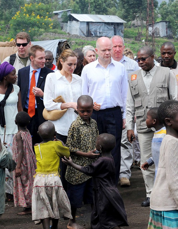 Angelina-Jolie-en-mission-contre-les-viols-en-Afrique_visuel_article2.jpg