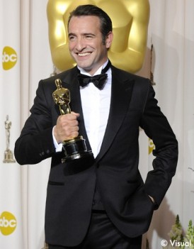 Cinéma: Golden Globes décore l’Iranien Farhadi, le gouvernement s’en félicite Jean-Dujardin-Il-s-appelle-Oscar-il-pese-2-kilos-!_mode_une