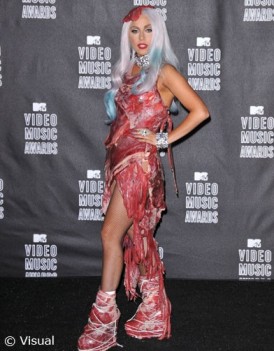 Lady Gaga sa robe en viande exposee dans un musee