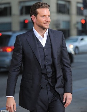 cdn-elle.ladmedia.fr/var/plain_site/storage/images/people/la-vie-des-people/news/notre-calendrier-2012-des-acteurs-sexy/bradley-cooper/20147544-1-fre-FR/Bradley-Cooper_galerie_principal.jpg
