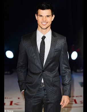 cdn-elle.ladmedia.fr/var/plain_site/storage/images/people/la-vie-des-people/news/notre-calendrier-2012-des-acteurs-sexy/taylor-lautner/20147962-1-fre-FR/Taylor-lautner_galerie_principal.jpg