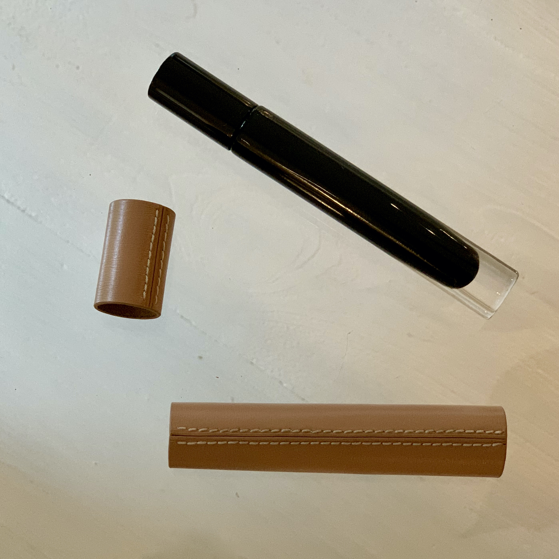 Mascara	en	verre	&	cuir