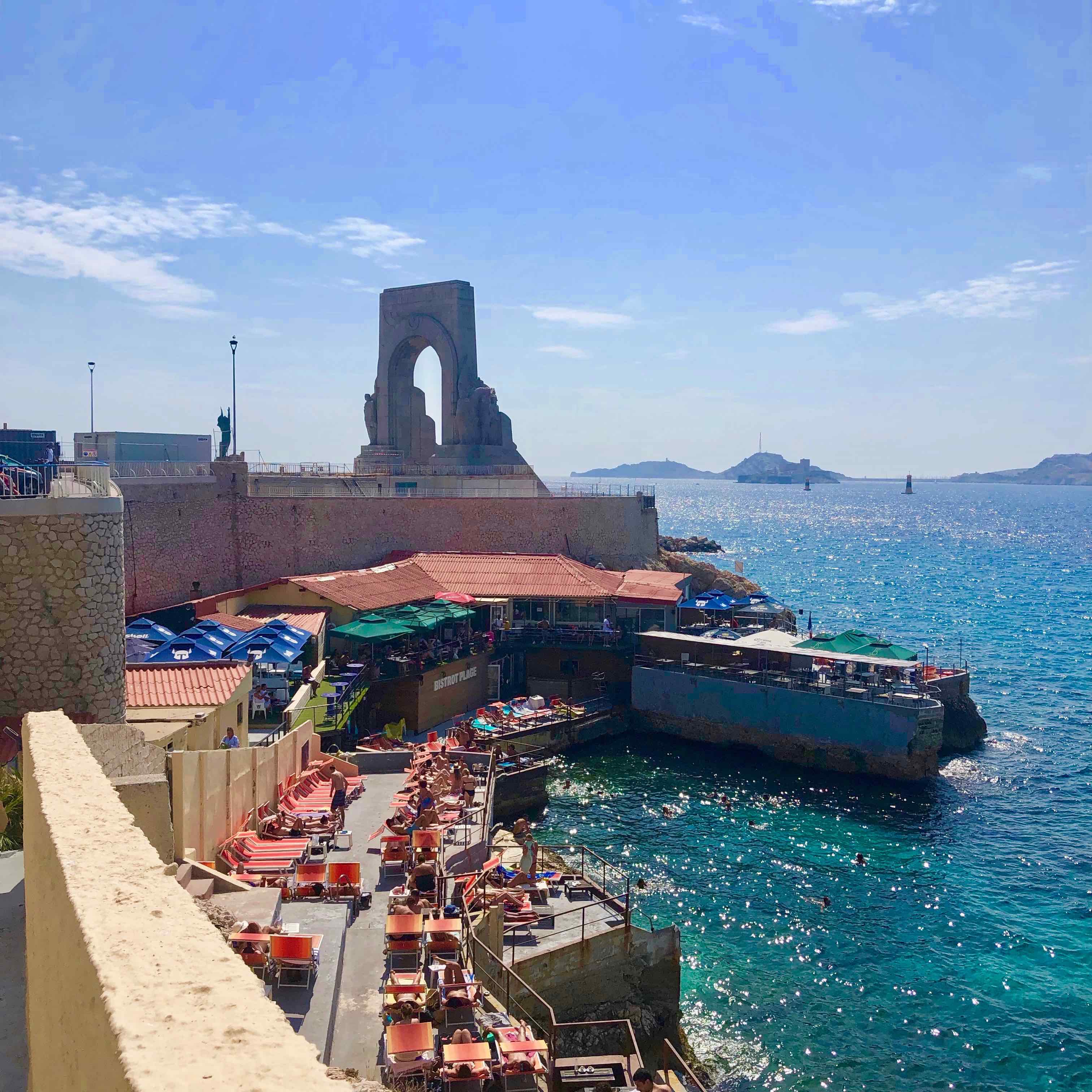 Au loin, la porte d’Orient