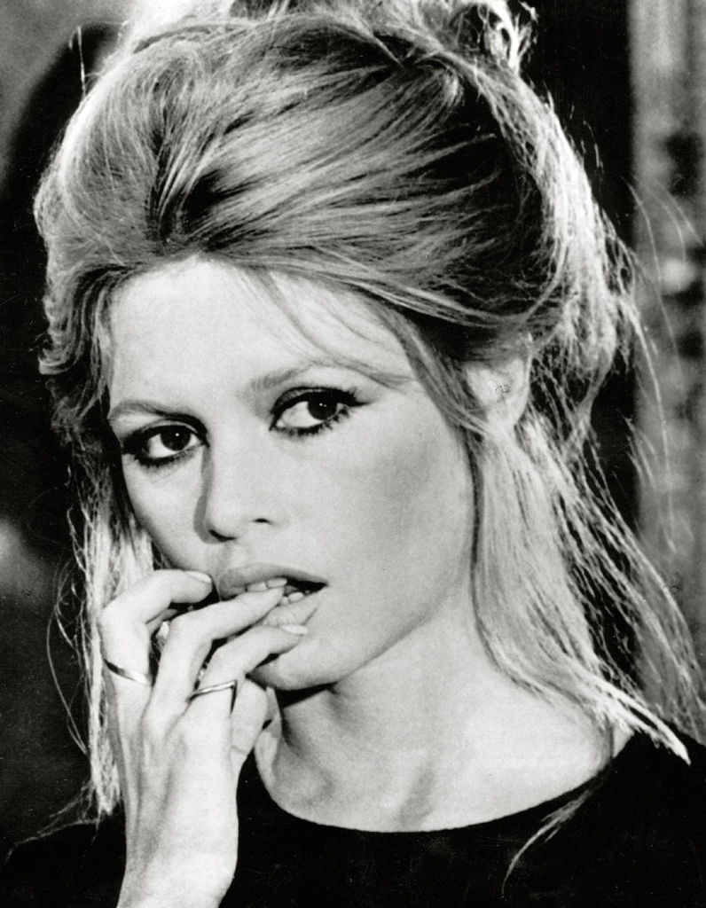 Le chignon glamour de Brigitte Bardot en 1974 - Brigitte