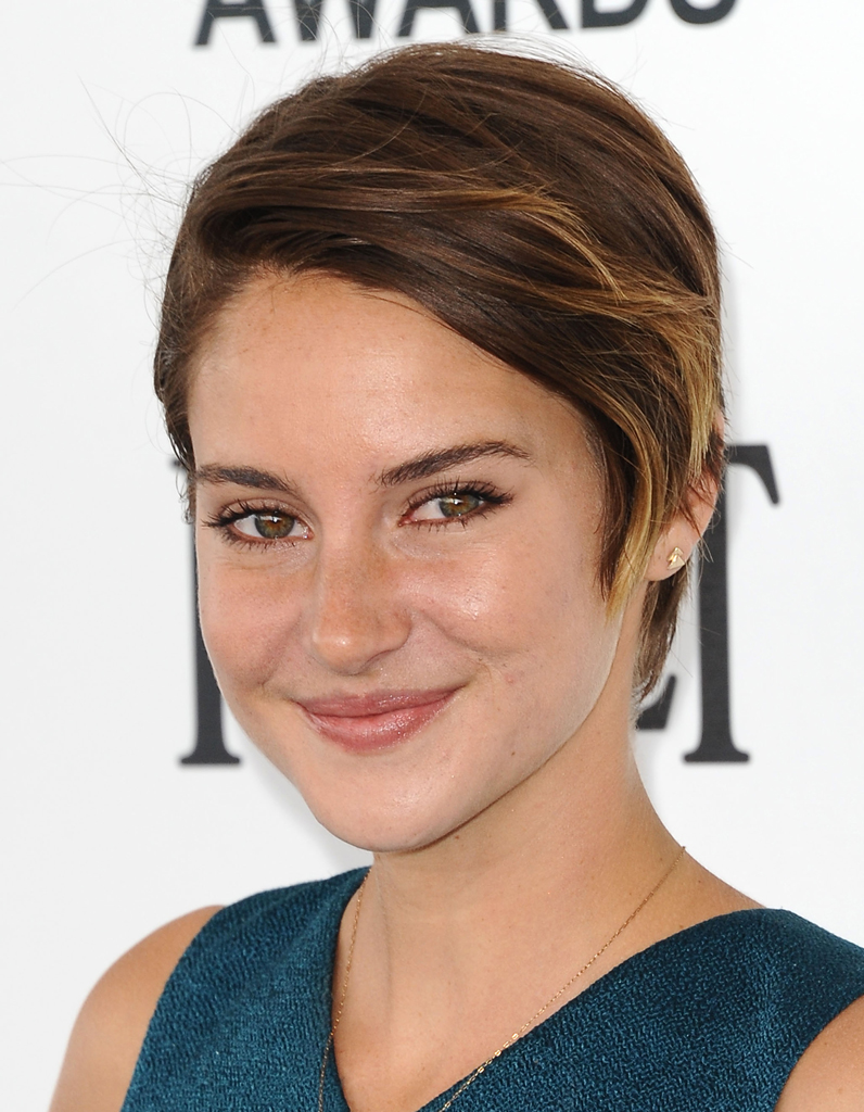 Un tie and dye estival - cheveux courts sur tapis rouge : shailene