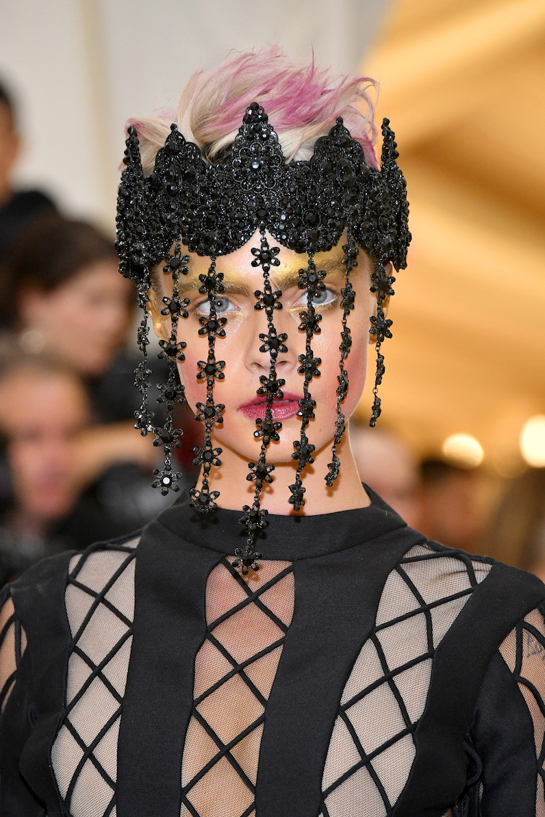 La coiffe de Cara Delevingne au Met Ball 2018 - Met Ball ...