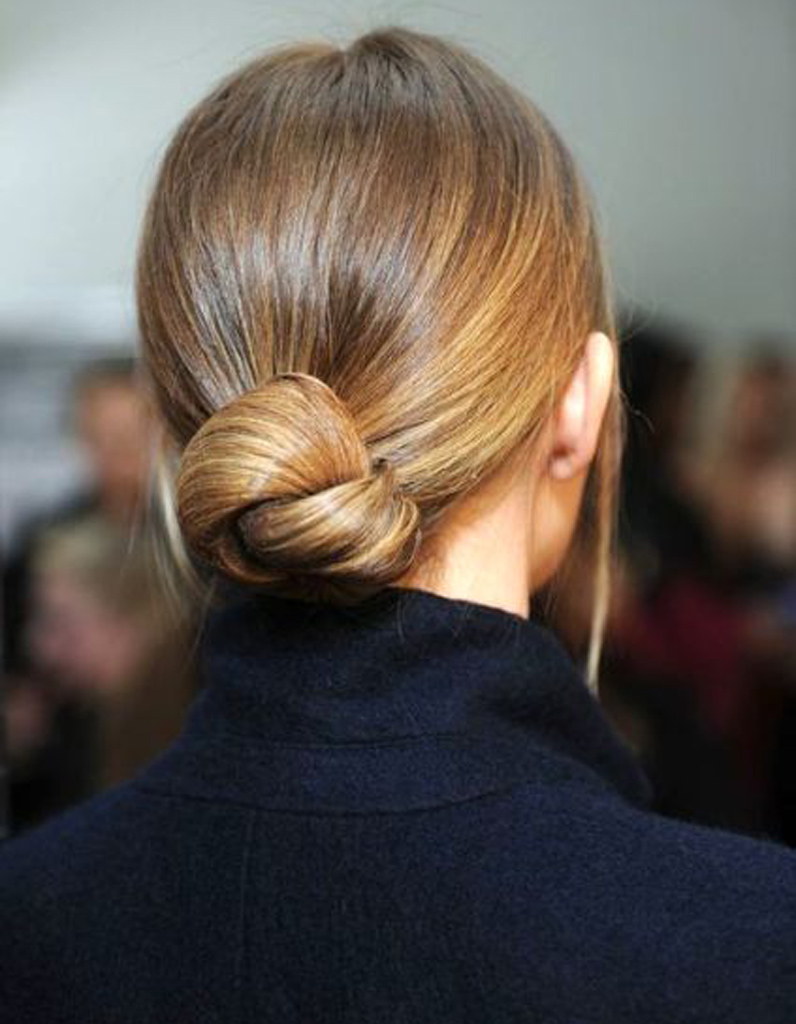 Le chignon workwear - 20 coiffures à faire entre deux shampoings - Elle