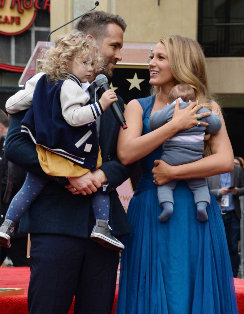 Les Cheveux Boucles De James La Fille Ainee De Blake Lively Et Ryan Renolds Les Plus Jolies Coiffures Des Enfants Des Stars Elle