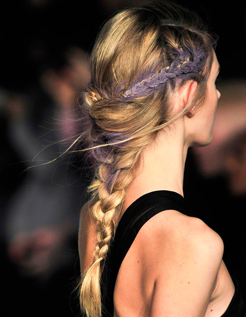 Coiffure tressée avec headband , 30 coiffures tressées pour passer les fêtes en beauté , Elle