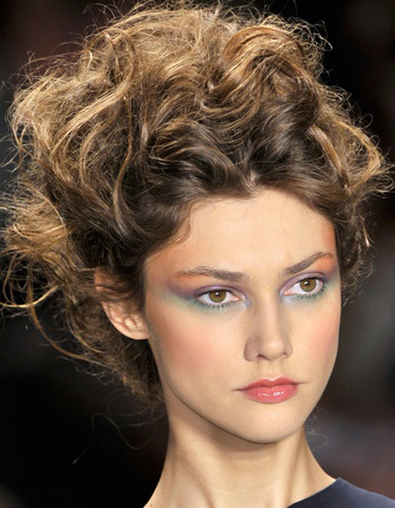 Coiffure avec cheveux bouclés automnehiver 2016  Cheveux bouclés