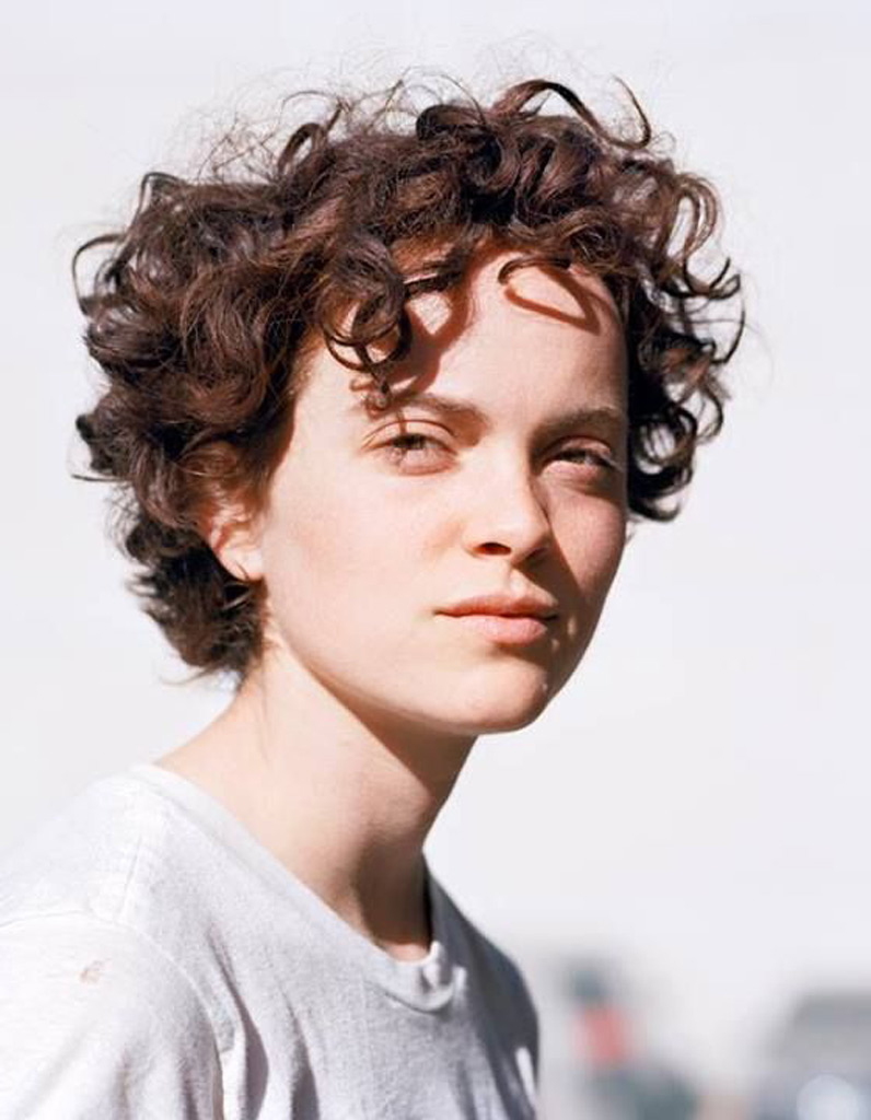 frange cheveux bouclés courts