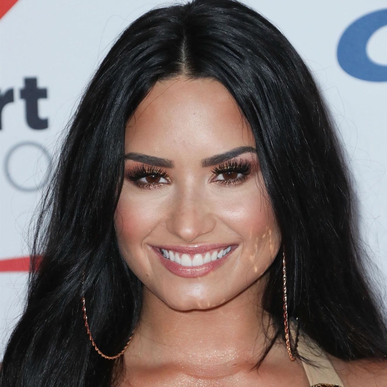 Coupe courte Demi  Lovato  d voile son cr ne ras  et c est 