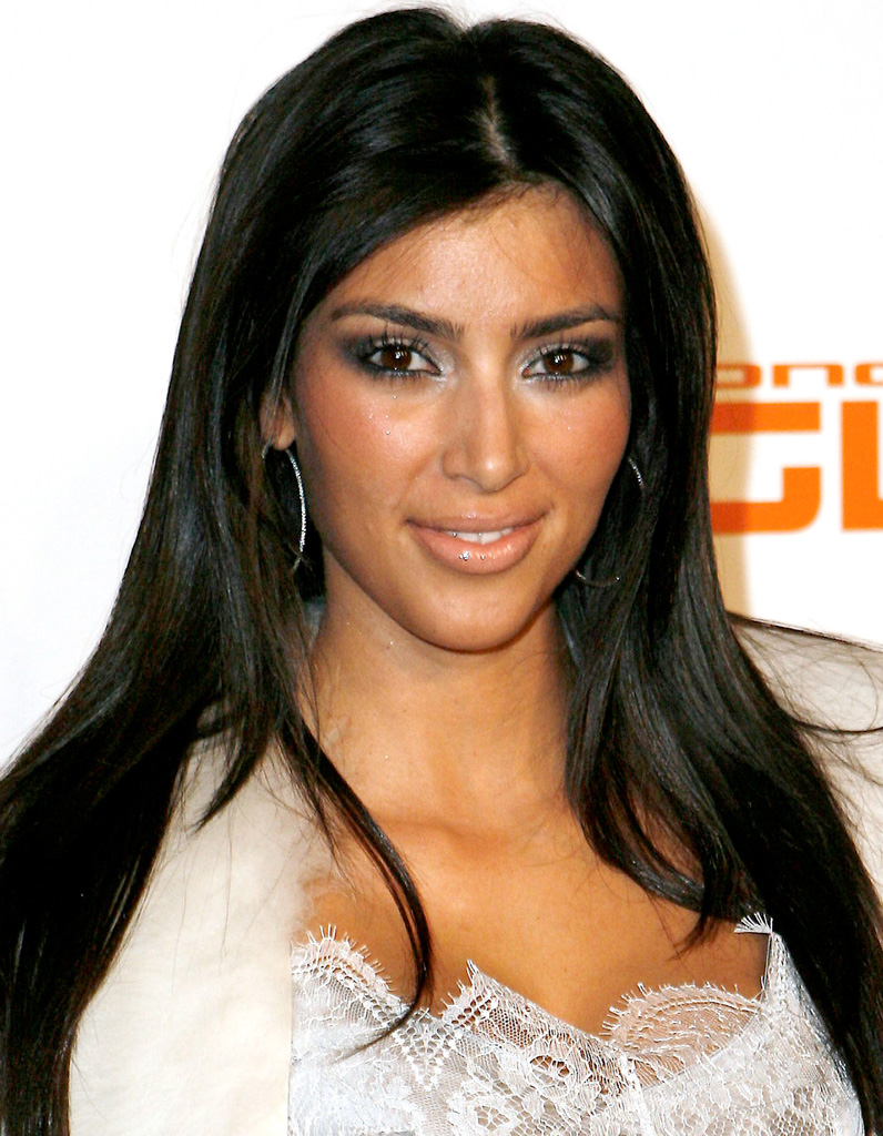 Kim kardashian brune, cheveux longs et lissés en 2006 - kim kardashian