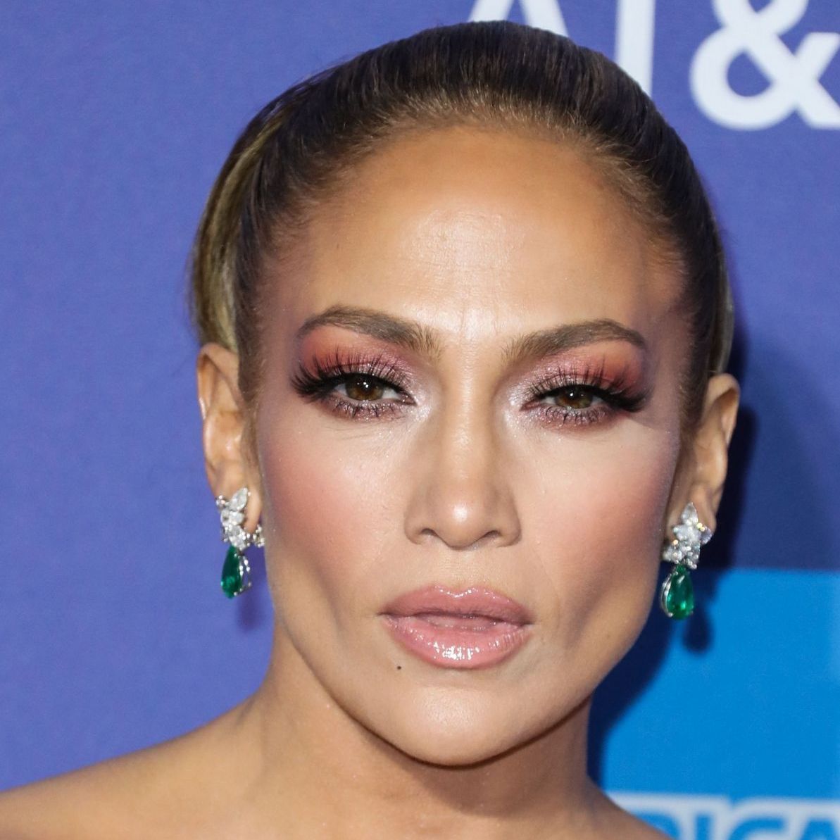 Jennifer Lopez opte pour une coiffure des années 70 sur ...