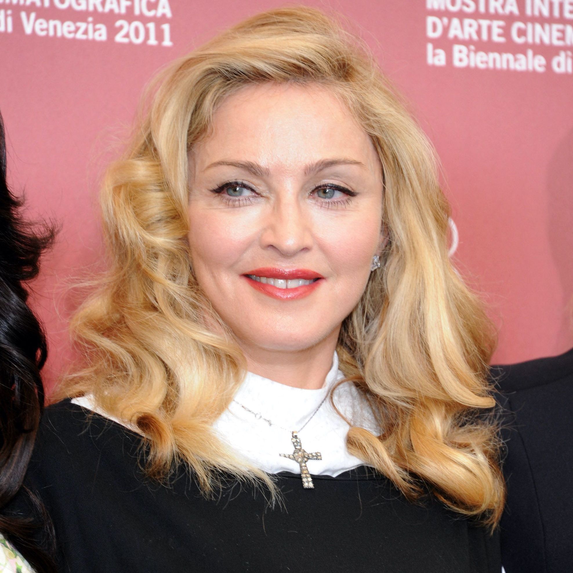 https://cdn-elle.ladmedia.fr/var/plain_site/storage/images/beaute/cheveux/stars/madonna-devoile-ses-cheveux-roses-sur-instagram-et-ce-n-est-pas-un-filtre-3887766/93963394-1-fre-FR/Madonna-devoile-ses-cheveux-roses-sur-Instagram-et-ce-n-est-pas-un-filtre-!.jpg