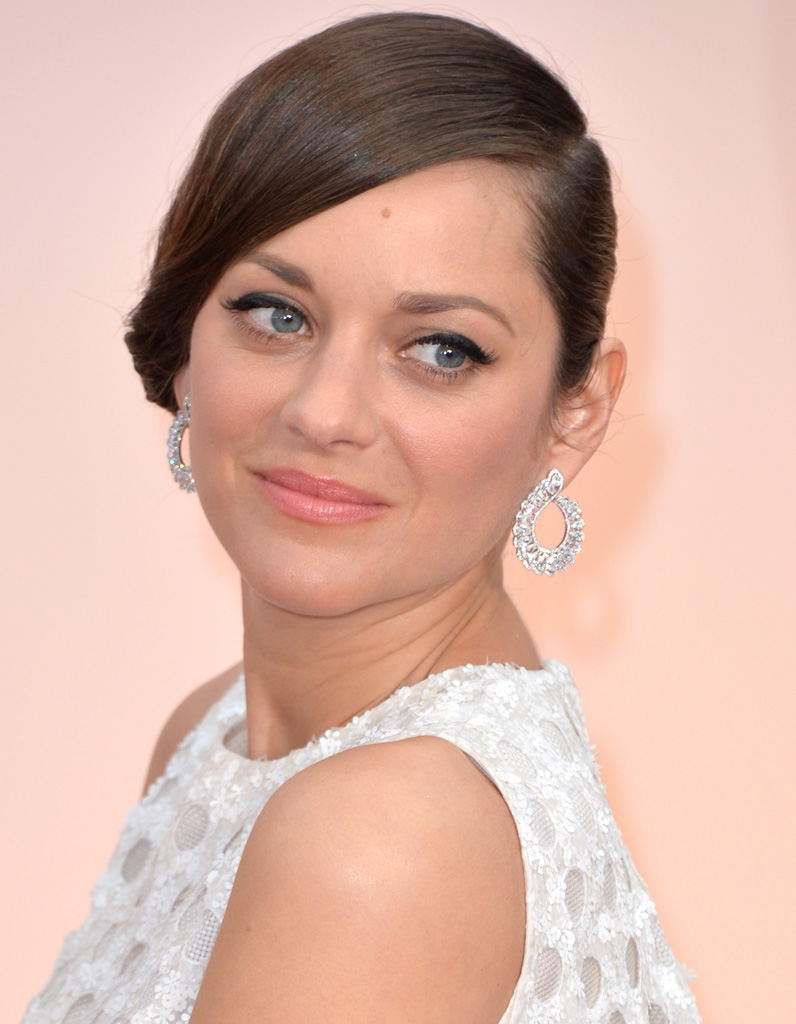 Le chignon lisse  de Marion Cotillard Oscars 2022 les 