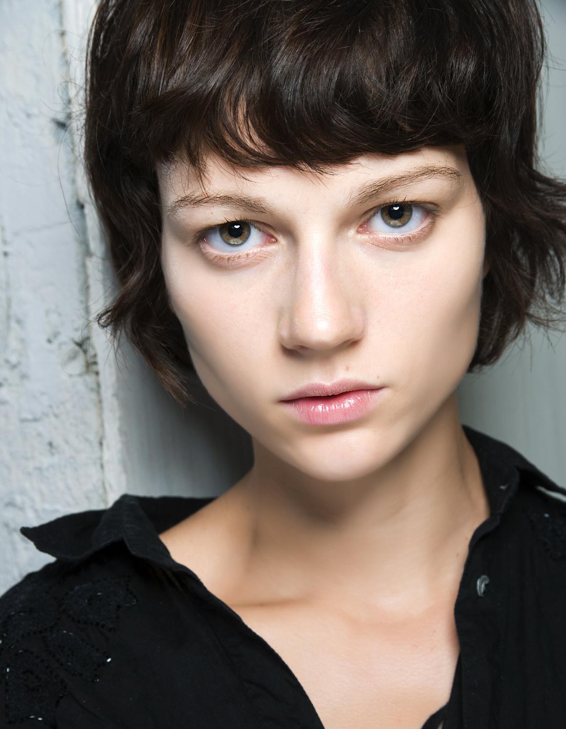 Frange courte cheveux ondulés - 20 façons de porter la ...