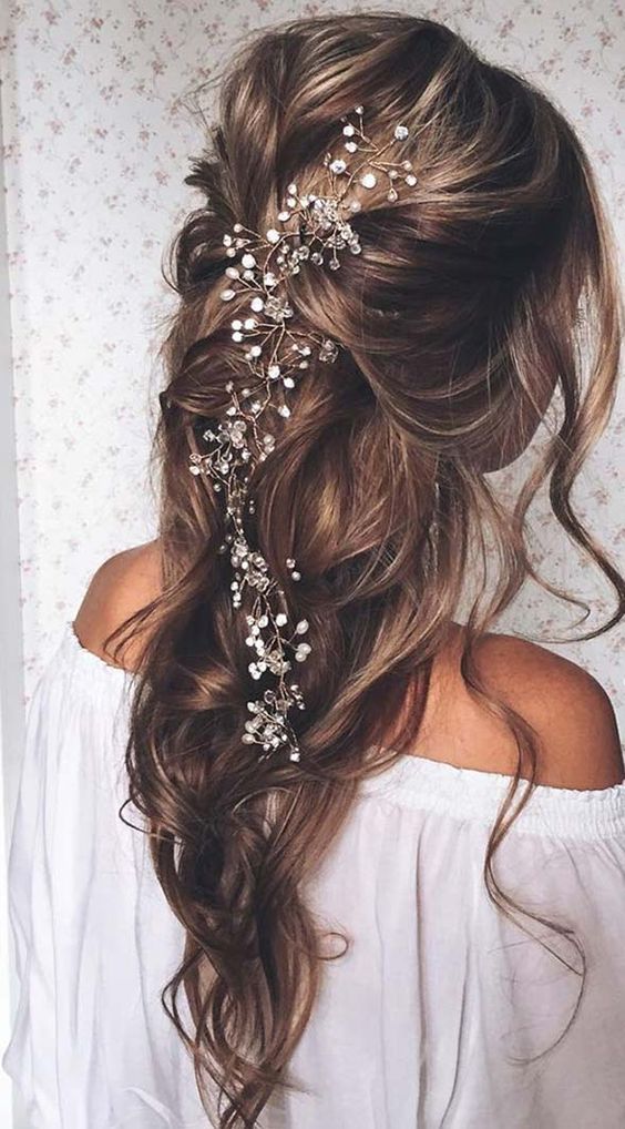  Coiffure  de mari e avec tresse  loose et cascade de fleurs  