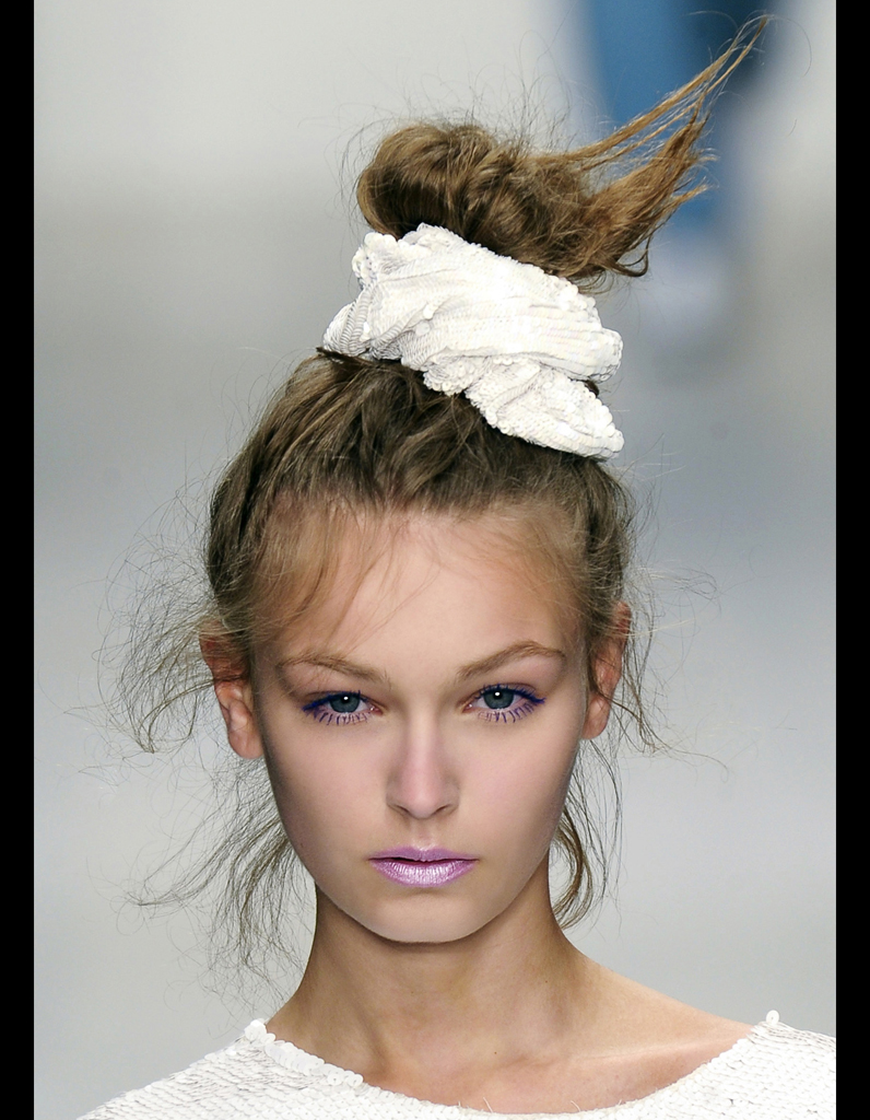 Le Chouchou Blanc A Sequins D Ashish Les Accessoires Cheveux De L Ete Notre Selection Elle