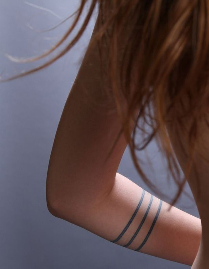 tatouage tour de bras ligne signification