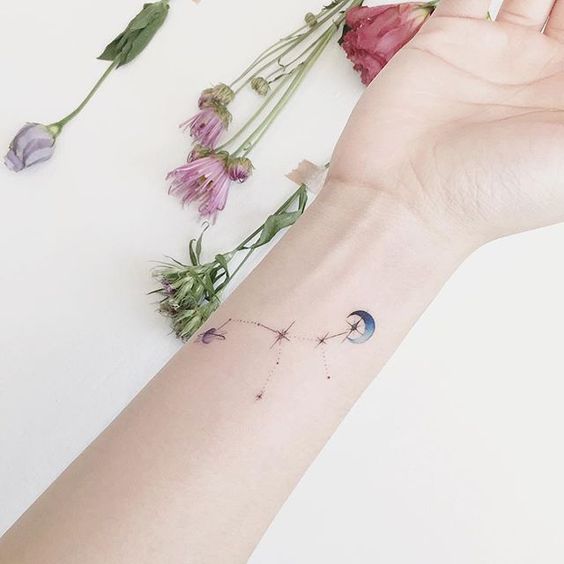 Tatouage constellation coloré Tatouage constellation 15 idées pour avoir des étoiles dans