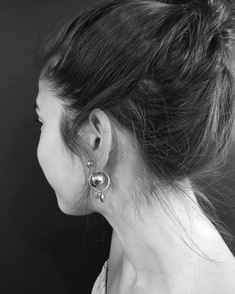 Tatouage derrière l'oreille minimaliste - 20 idées de Tatouage derrière l'oreille minimaliste - 20 idées de
