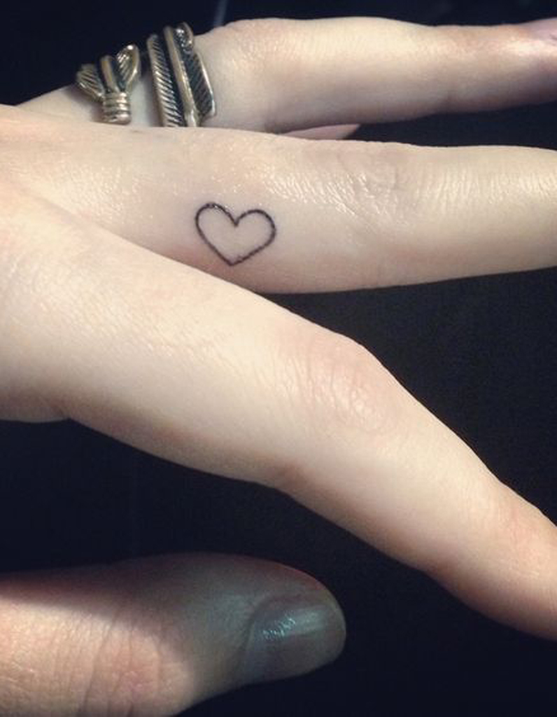 Tatouage doigt amour Des tatouages jusqu’au bout des doigts Elle