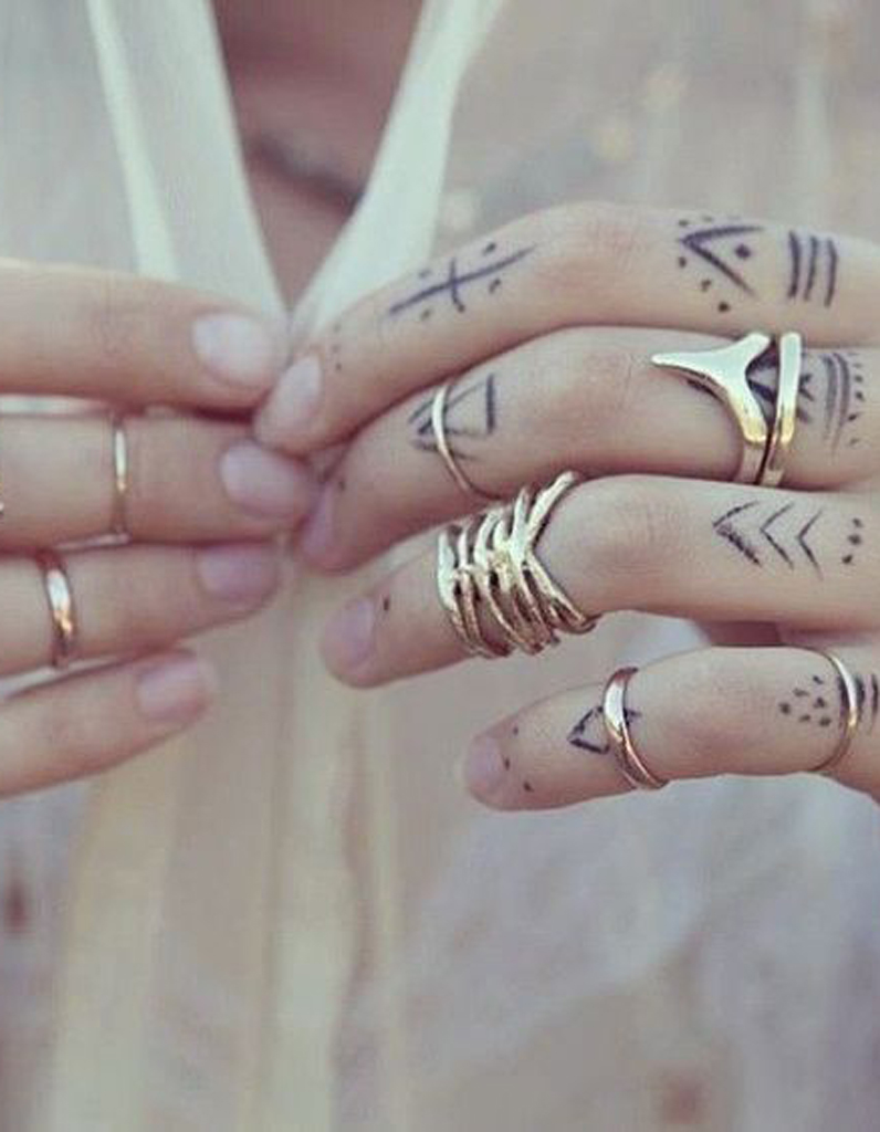 Tatouage Doigt Bague Des Tatouages Jusquau Bout Des