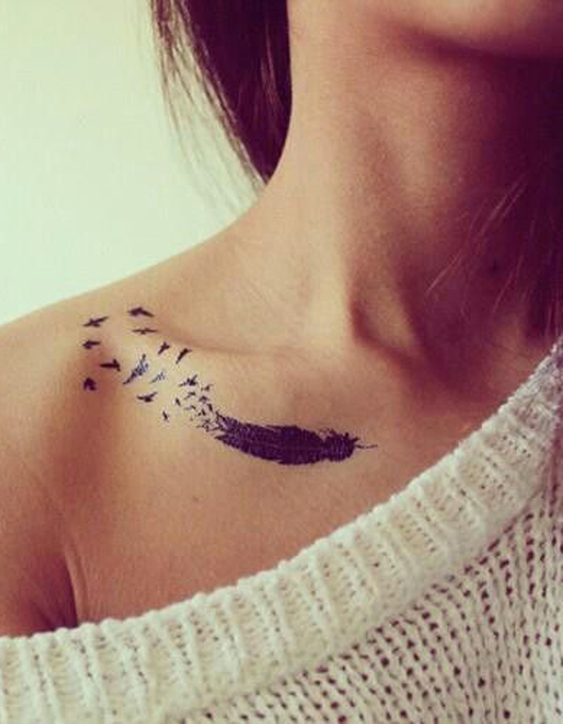 Tatouage plume clavicule , Tatouage plume la légereté dans la peau , Elle