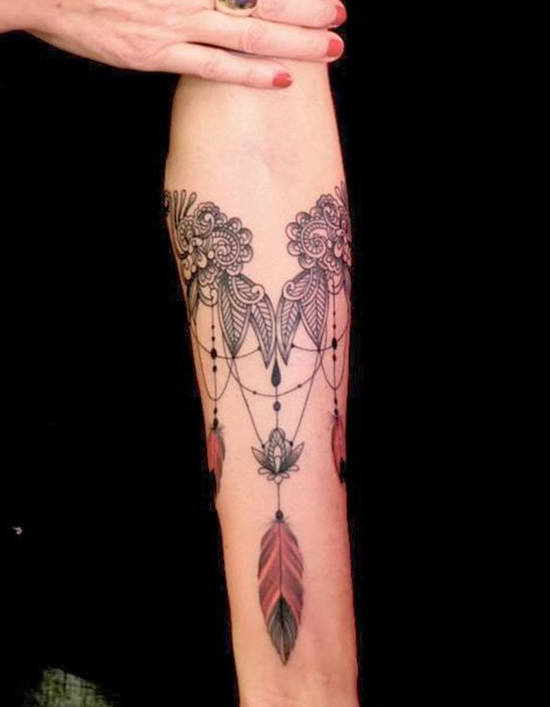 Tatouage Plume Graphique Tatouage Plume La Legerete Dans La Peau Elle