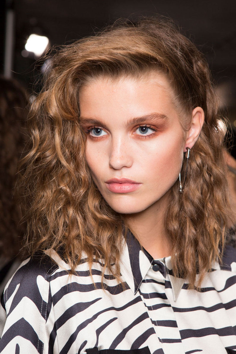 Le maquillage style années 80 de Unique Maquillage printempsété les tendances