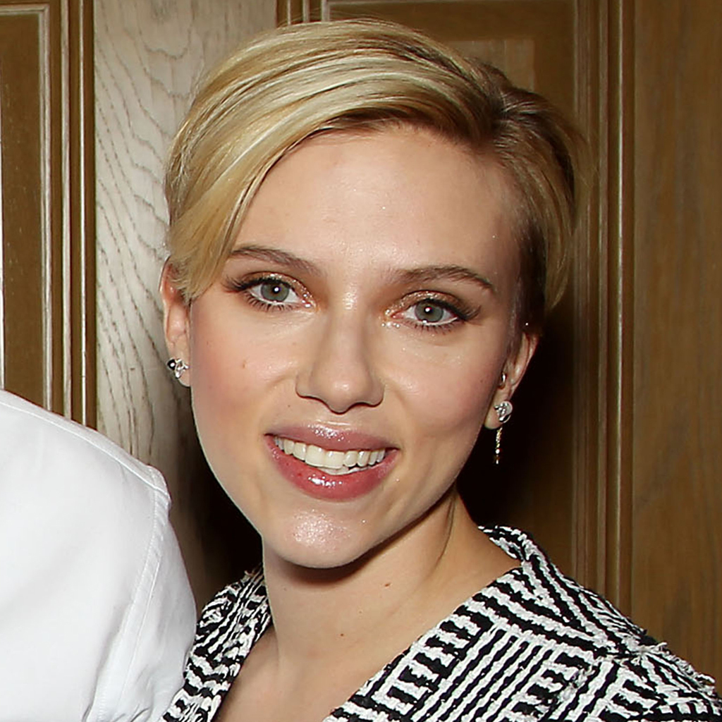 Scarlett Johansson les cheveux courts sa première apparition officielle Elle