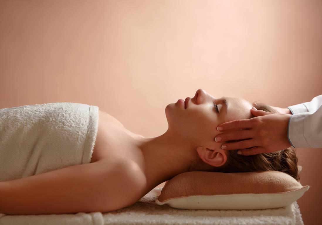 Массаж волос. Массаж головы. Relaxing heading. Картинка массаж головы мужчине. Расслабление головы.