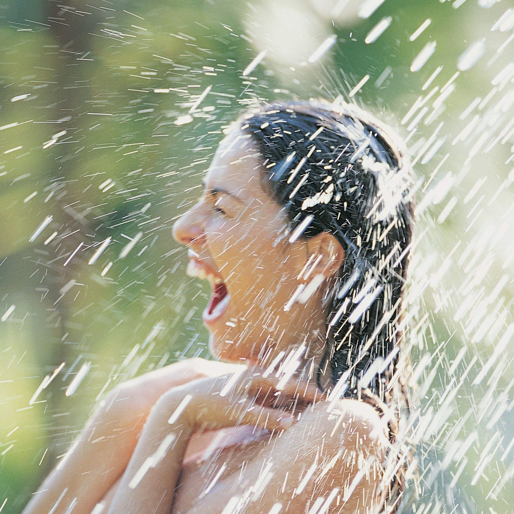 Une femme prenant une douche fraiche