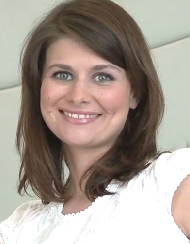 Comment se maquiller avec une tenue claire ?  Elle