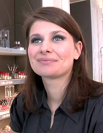 Comment se maquiller avec une tenue sombre ?  Elle