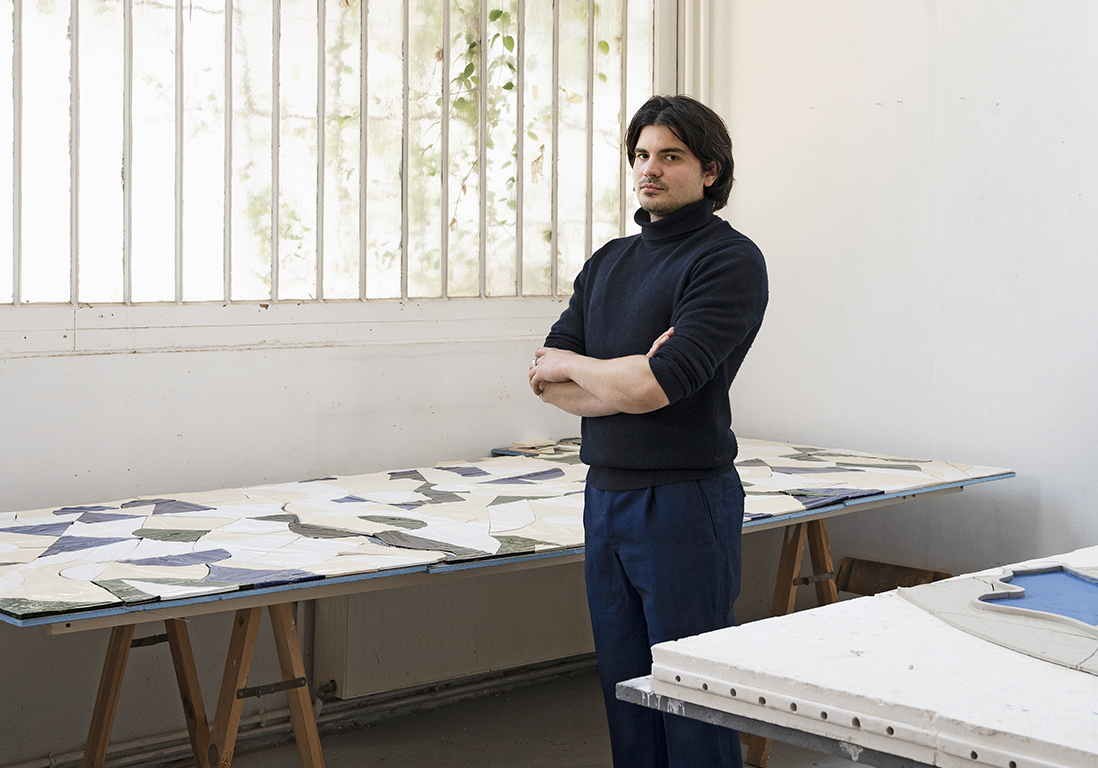 Entre Arts & Crafts et Vallauris : dans l’atelier du céramiste Maximilien Pellet - Elle Décoration
