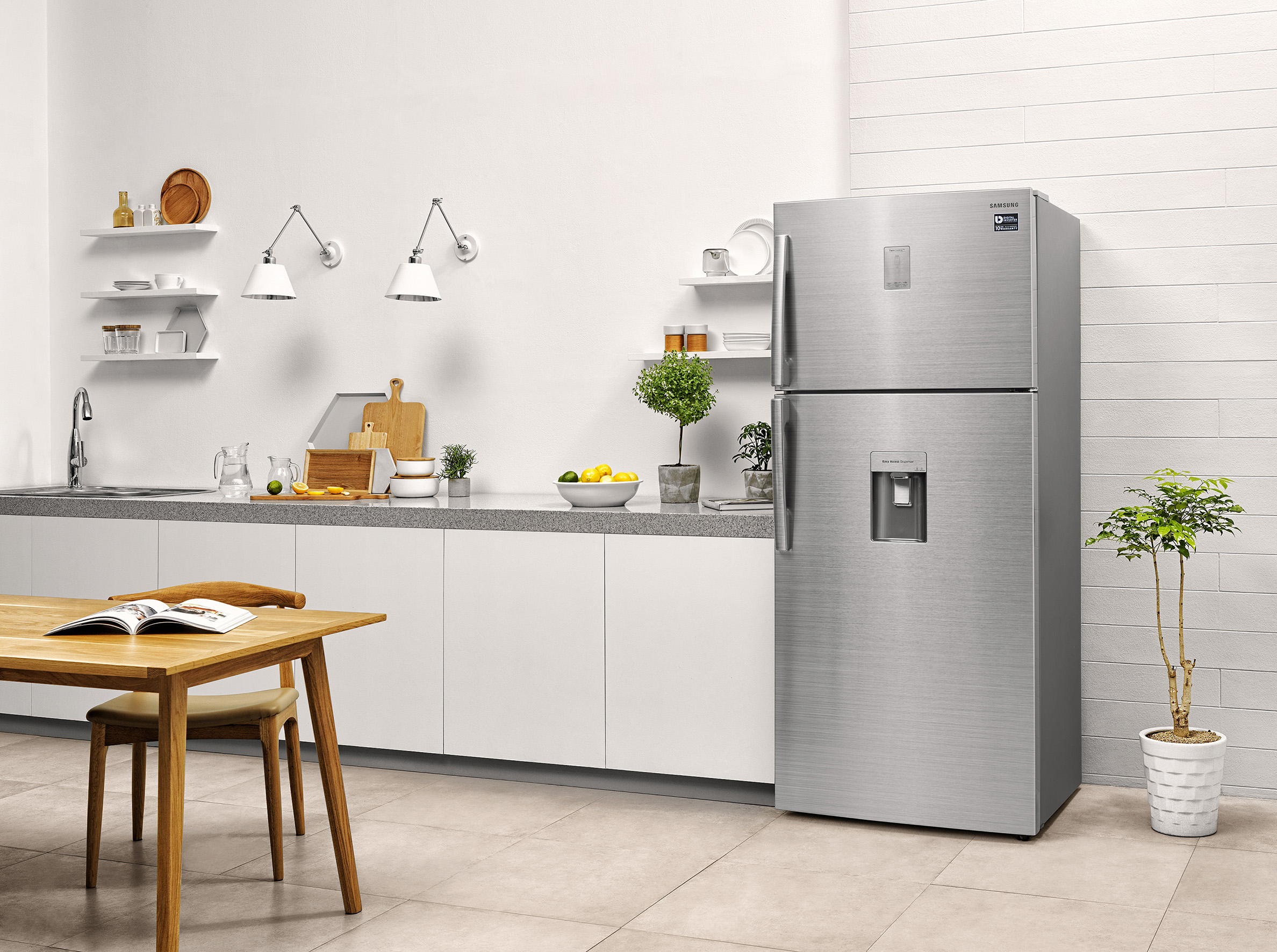 Узкие холодильники до 55 см. Узкий холодильник для маленькой кухни. Узкий холодильник с диспенсером. Мини холодильник в интерьере. Белый мини холодильник в интерьере.