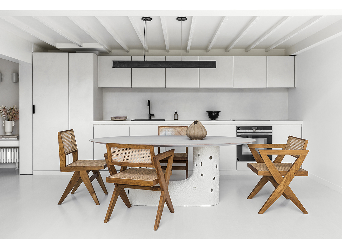 Un atelier parisien transformé en maison de ville en blanc sur blanc - Elle Décoration